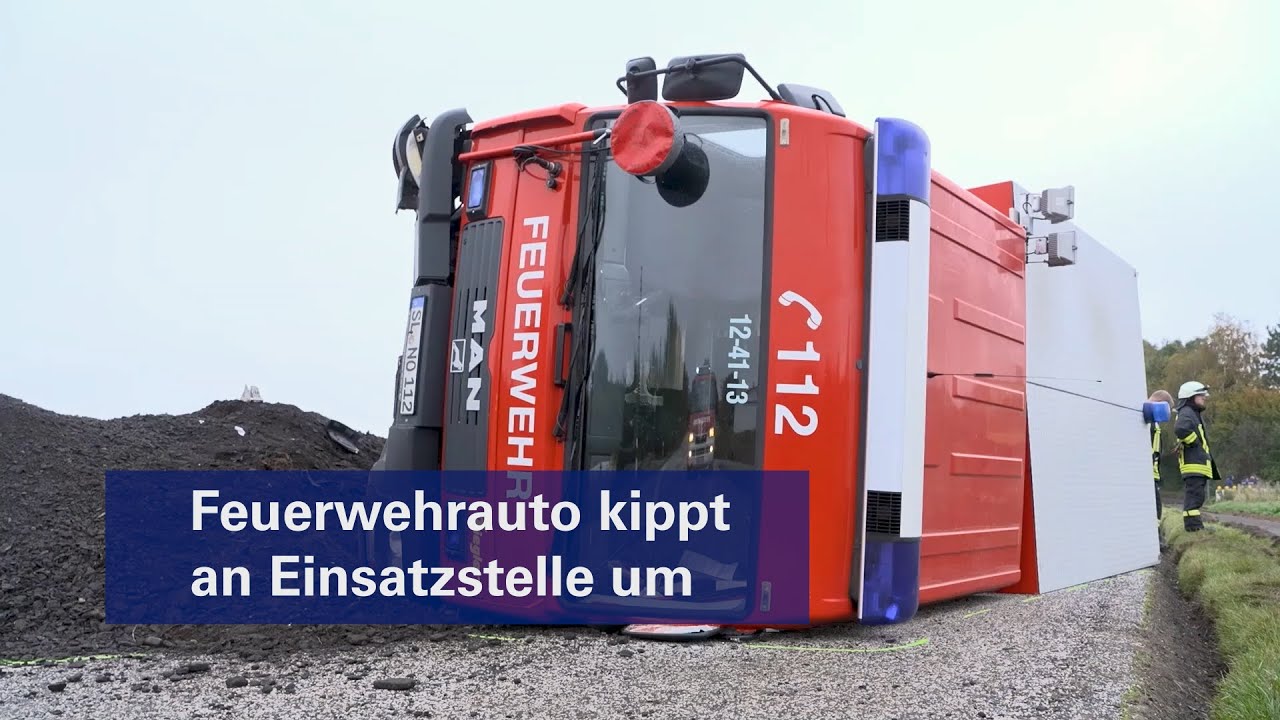 Feuerwehrauto kippt an Einsatzstelle um