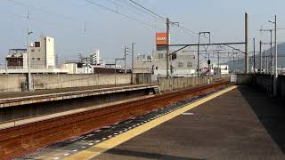 Ef210-137牽引の下り貨物列車3079レ　丸亀駅1番のりば通過　2023年1月6日撮影
