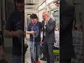 Ojitos de huevo dando los horóscopos en el metro.
