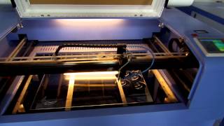 desktop co2 laser engraving and cutting machine cutting acrylic