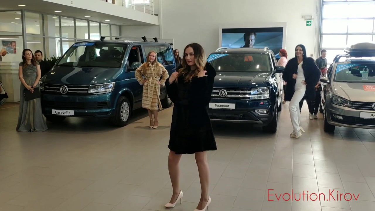 Показ шуб из эко меха (искусственного) в автосалоне Фольксваген г.Киров ...