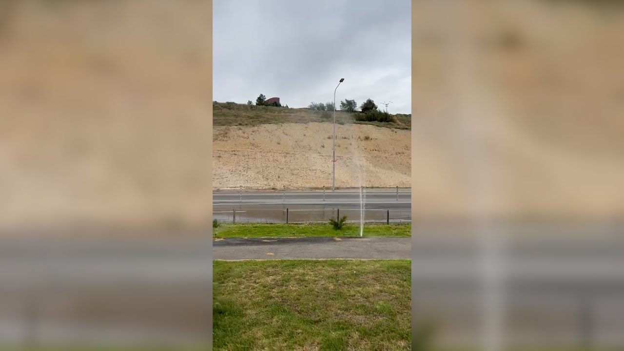 В Волгограде на Нулевой продольной сломанный водовод поливает ...