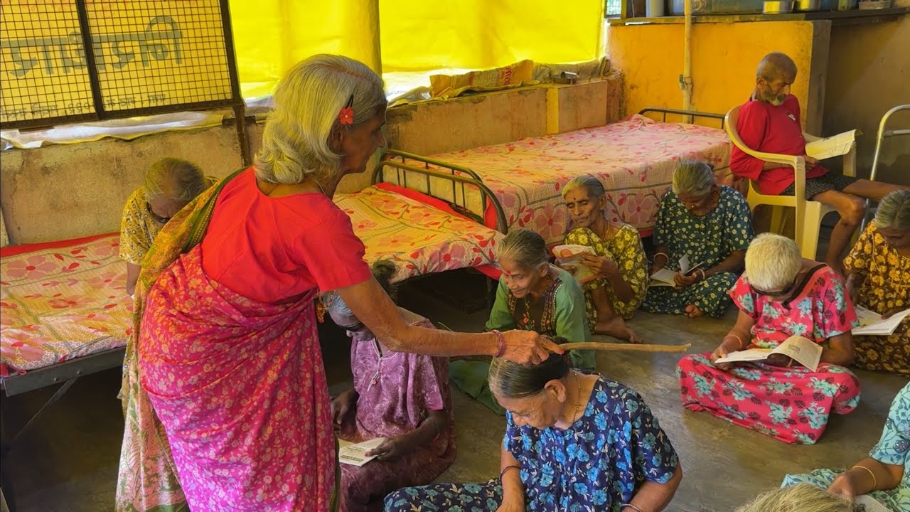 छकुली आजींनी भरवली वृद्धाश्रमात शाळा