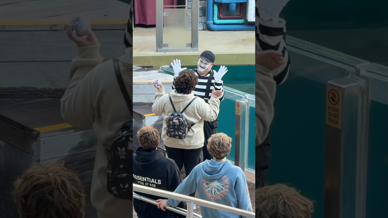Hilarious ending 🤭 Tom the mime seaworld Orlando  