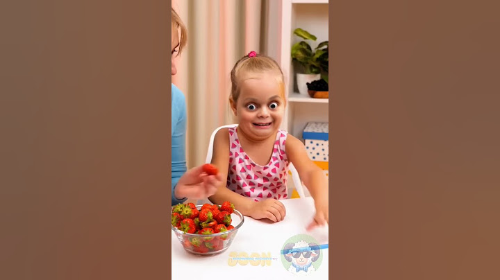 Cool hack for eating strawberries 🍓 #fruit #parenting #lifehacks #useful #diy #crafts