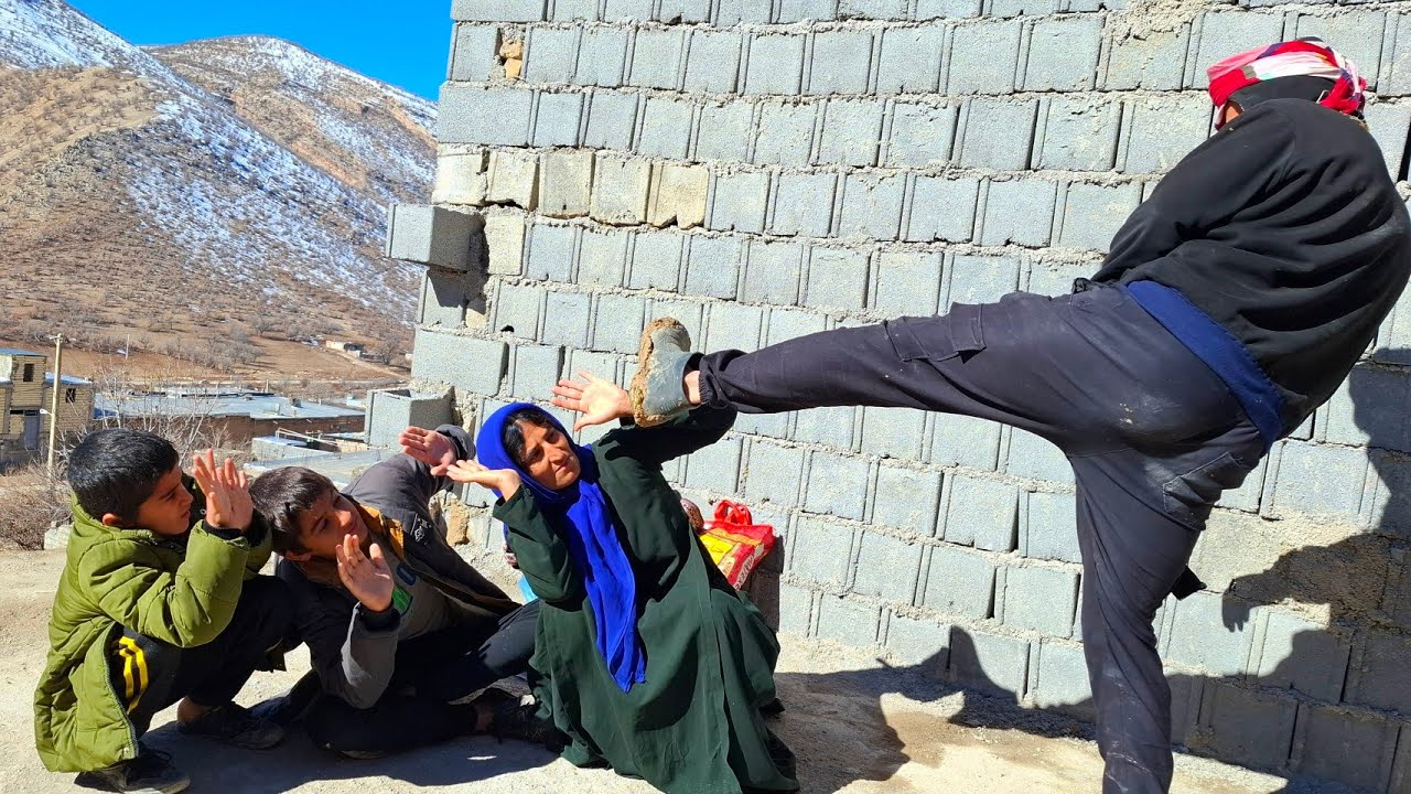 Злой великан изгоняет мать племени 😱😢.