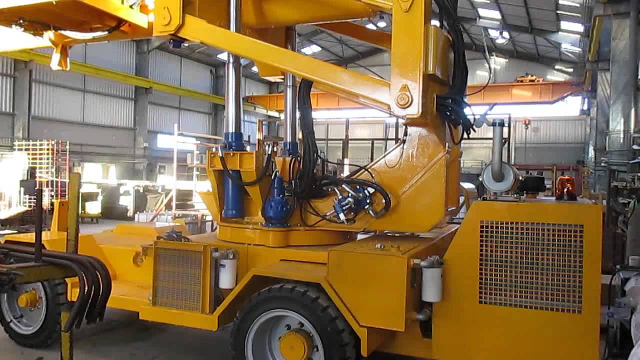 Speedy vertical lifting concrete distributor vehicle