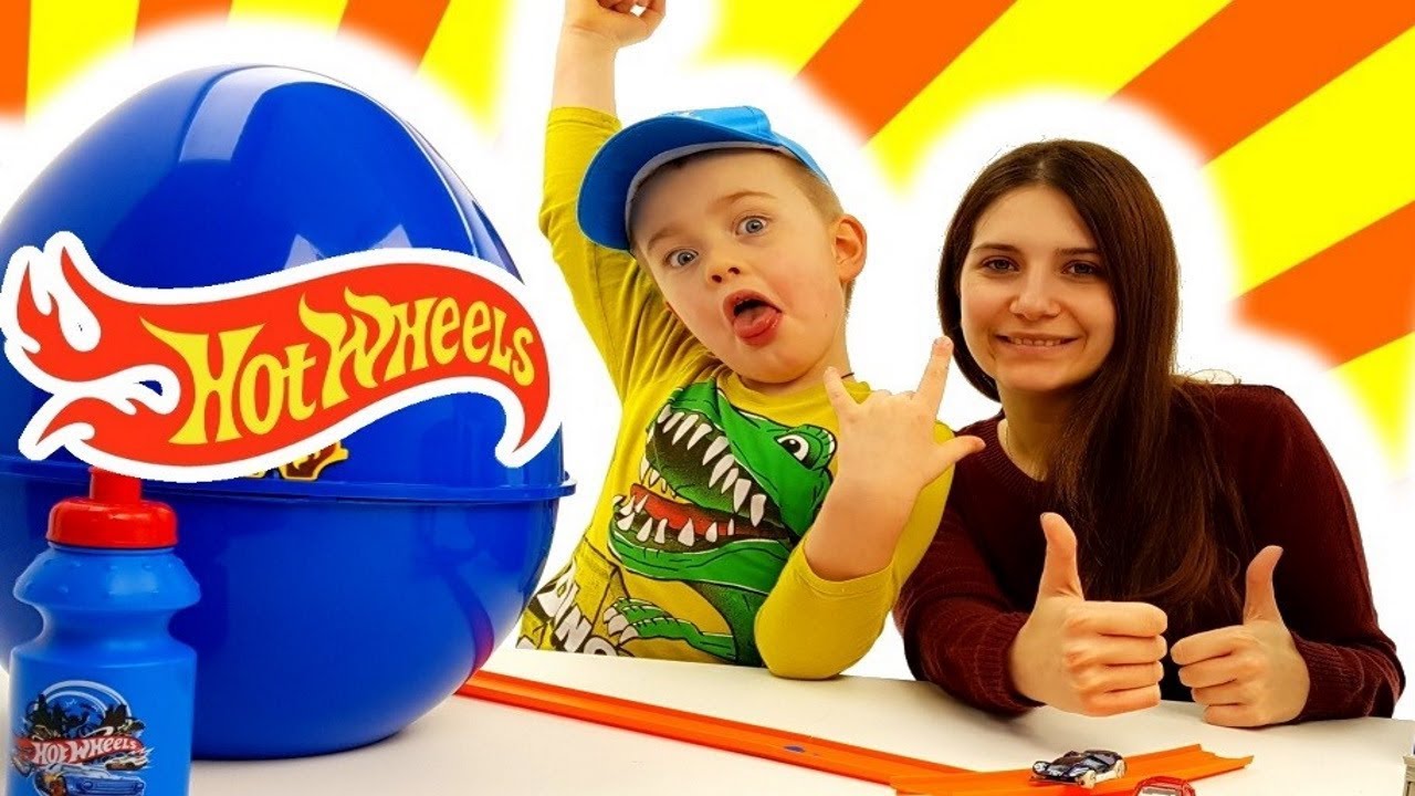 Hot Wheels Calza Sorprese 2026 – Playset Con Veicolo, Astuccio Da Colorare, Cappellino E Stickers, JNB78