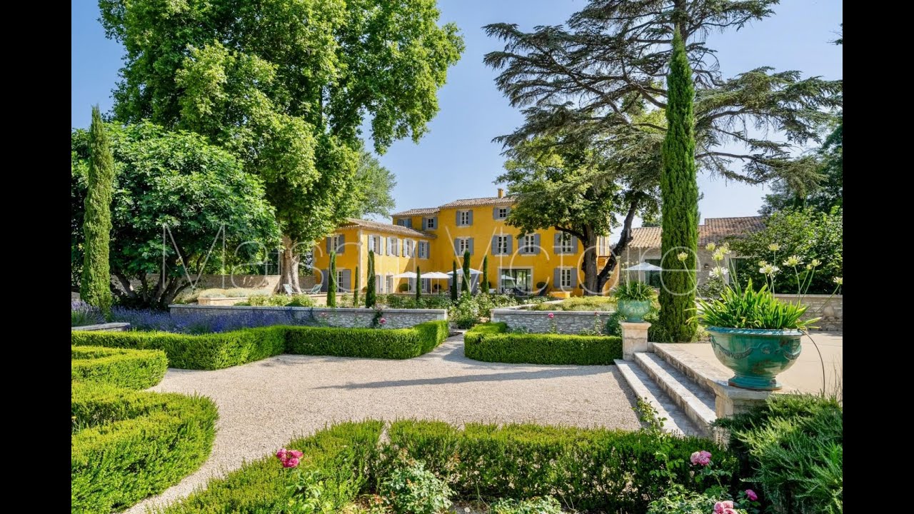 Ménerbes - Magnificent bastide with guest house, formal gardens, and panoramic views of Ménerbes.