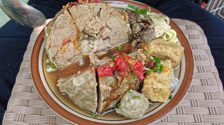 TRY THE CHEAP JUMBO MEATBALLS IN FRONT OF THE BIG MARKET IN NGAWI CITY