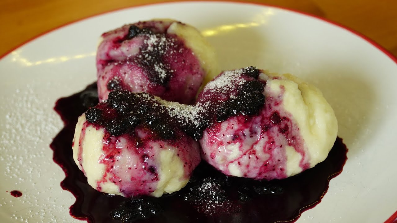 Nejlepší BORŮVKOVÉ KNEDLÍKY (knedlíky s borůvkovou omáčkou) | Vaříme s Kubíčkem (RECEPT #41)