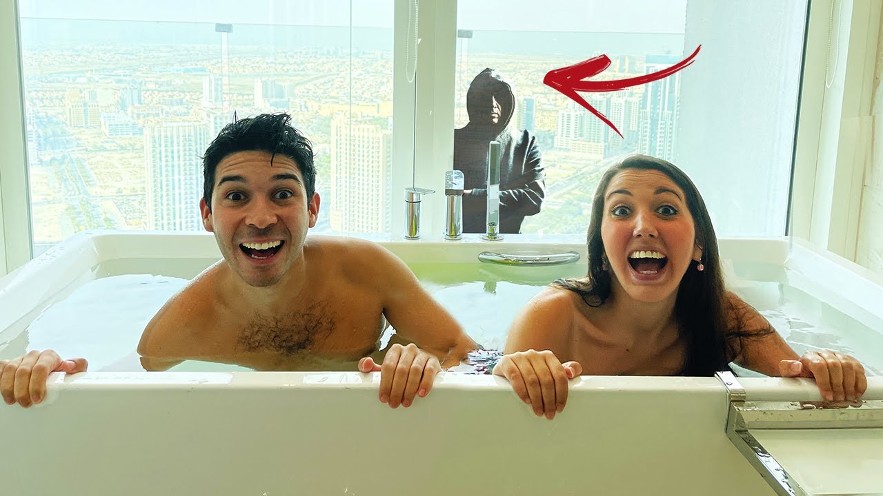 BAGNO NELLA PISCINA IN CAMERA NELLA STANZA DELL' HOTEL 5 STELLE PIÙ RICCO NEL GRATTACIELO! *ci spia*