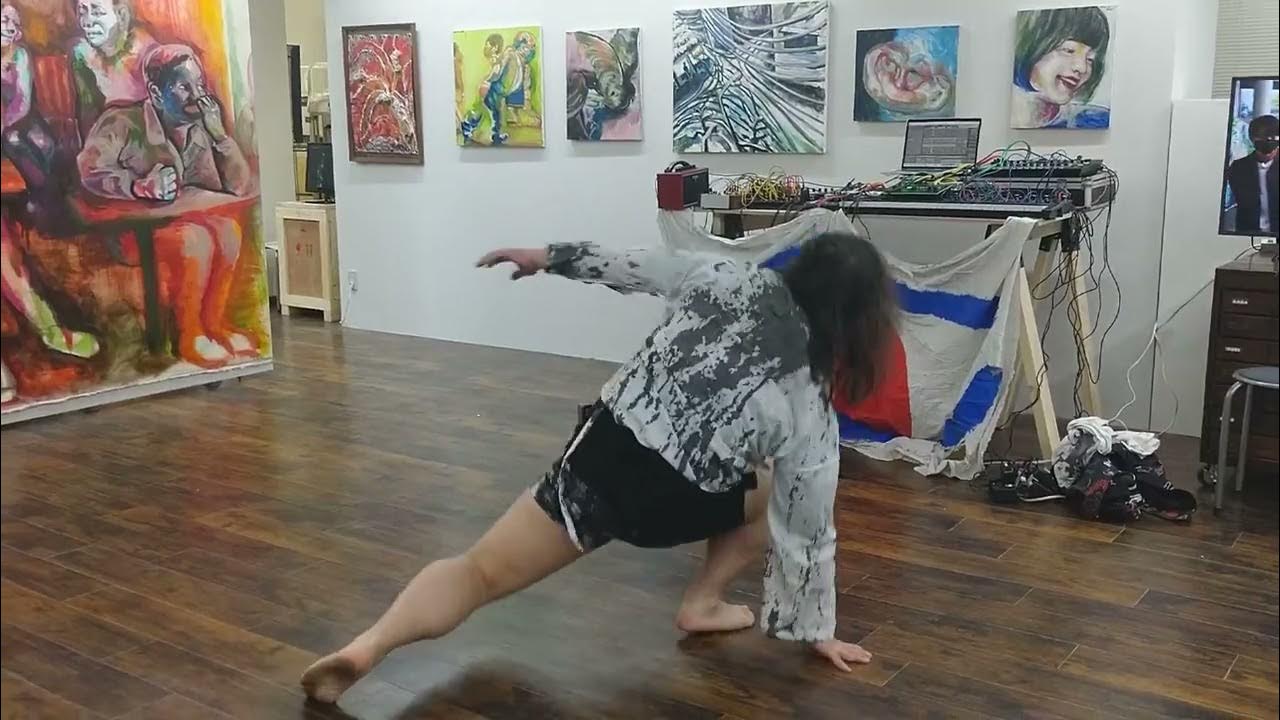 村上裕Hiroshi Murakamiさんが、大西茅布の33m油絵「トラウマトロイメライ」の前で、歌い踊ってくださった。(1/2) YouTube