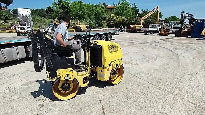 Dynapac CC800 with canopy