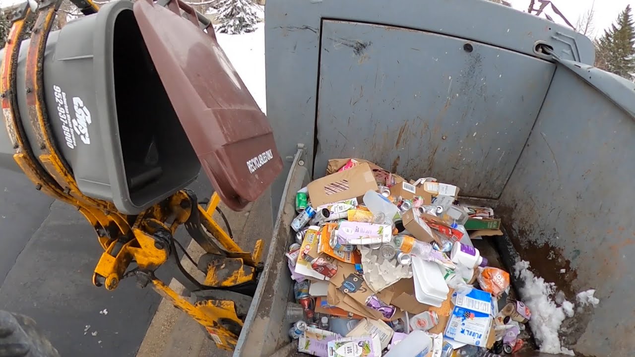 New Way Sidewinder Hopper View: Garbage Truck Packing out on Recycling!