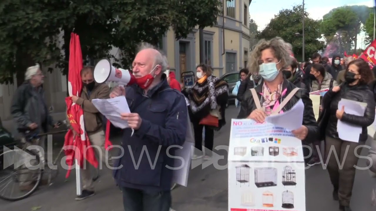 Sciopero generale, a Firenze in migliaia scendono in strada con i sindacati di base