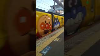 黄色のアンパンマン列車 岡山駅8番乗り場発車