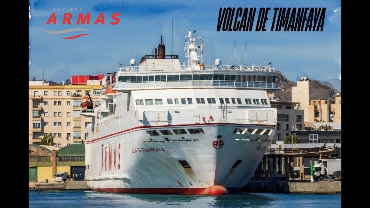 Entrada del ferry 'VOLCAN DE TIMANFAYA' al puerto de Málaga