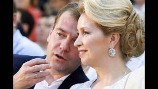 Какие скандалы связаны с женой Медведева?