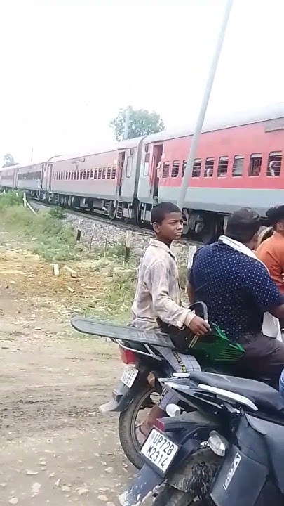 Tren Ki Speed Kitna Hota Hai shortsvideo virealvideo trending tren-ki-speed-kitna-hota-hai-shortsvideo-virealvideo-trending