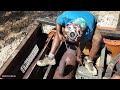 chip mechanic lagi memperbaiki Hitachi 200