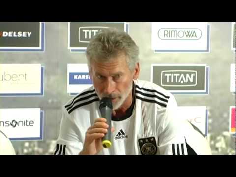 Ein Weltmeister und ein Comedian zur Premiere: in der ersten Ausgabe des WM-Studios 2010 empfÃ¤ngt Gastgeber Paul Breitner Klaus Augenthaler und Matze Knop. Einen Tag vor Anpfiff der ersten Partie in SÃ¼dafrika dreht sich in den RÃ¤umen des MÃ¼nchner Karstadts alles um KÃ¶nig FuÃball. Welche Chance hat die deutsche Nationalmannschaft im Tunier? Welche Mannschaften sind Favoriten? Wie sehr Capitano fehlt Michael Ballack dem deutschen Team? Sehen Sie hier die HÃ¶hepunkte aus der Expertenrunde.