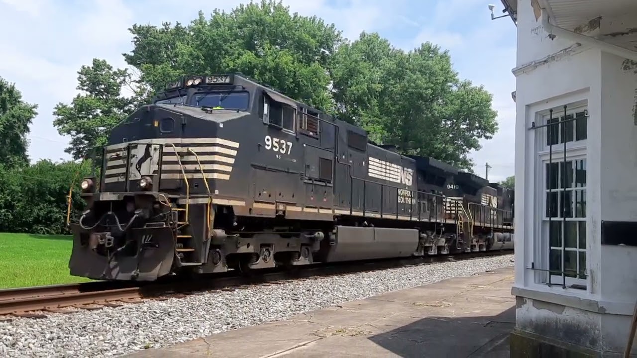 9537 leader- 2 Engines Norfolk Southern Train