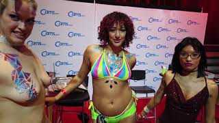 AVN Adult Video Network 2019: Cams com Paula Diamonds, Daisy Ducati, Alena Croft