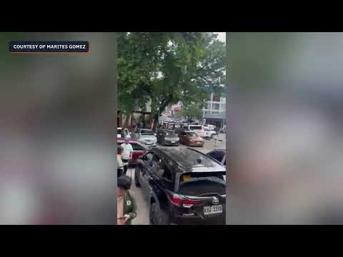 Workers from Misamis Oriental capitol rush outdoors after magnitude 7.5 earthquake - video from Rappler