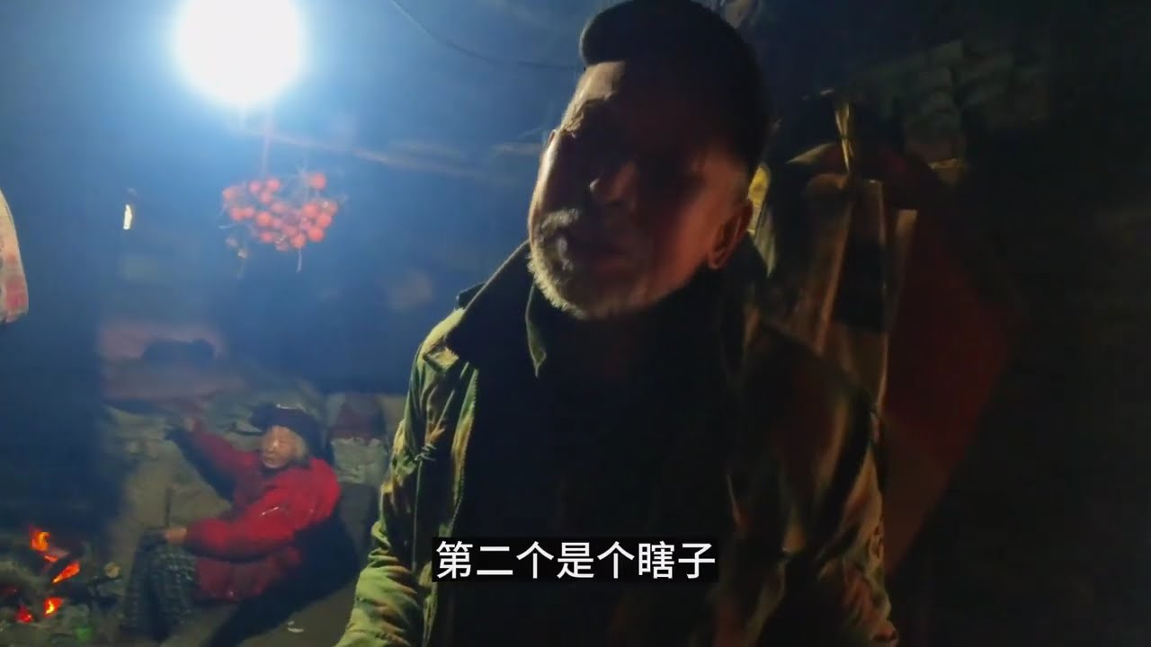 在终南山一处山坳，发现八十二岁大爷和九十五岁奶奶，隐居在茅棚