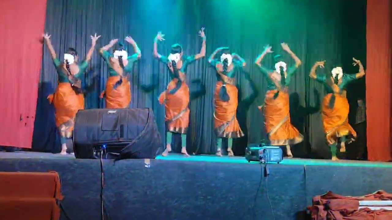 Nadan pattu group dance......