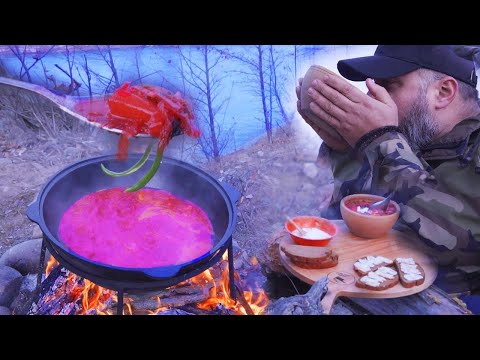 Video: Borsjt Koken Boven Het Vuur