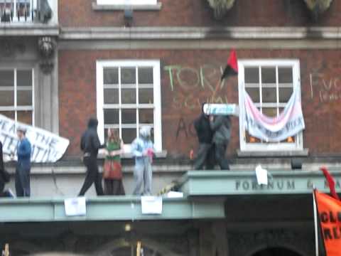 Protesters on the roof at Fortnum & Mason - March ...