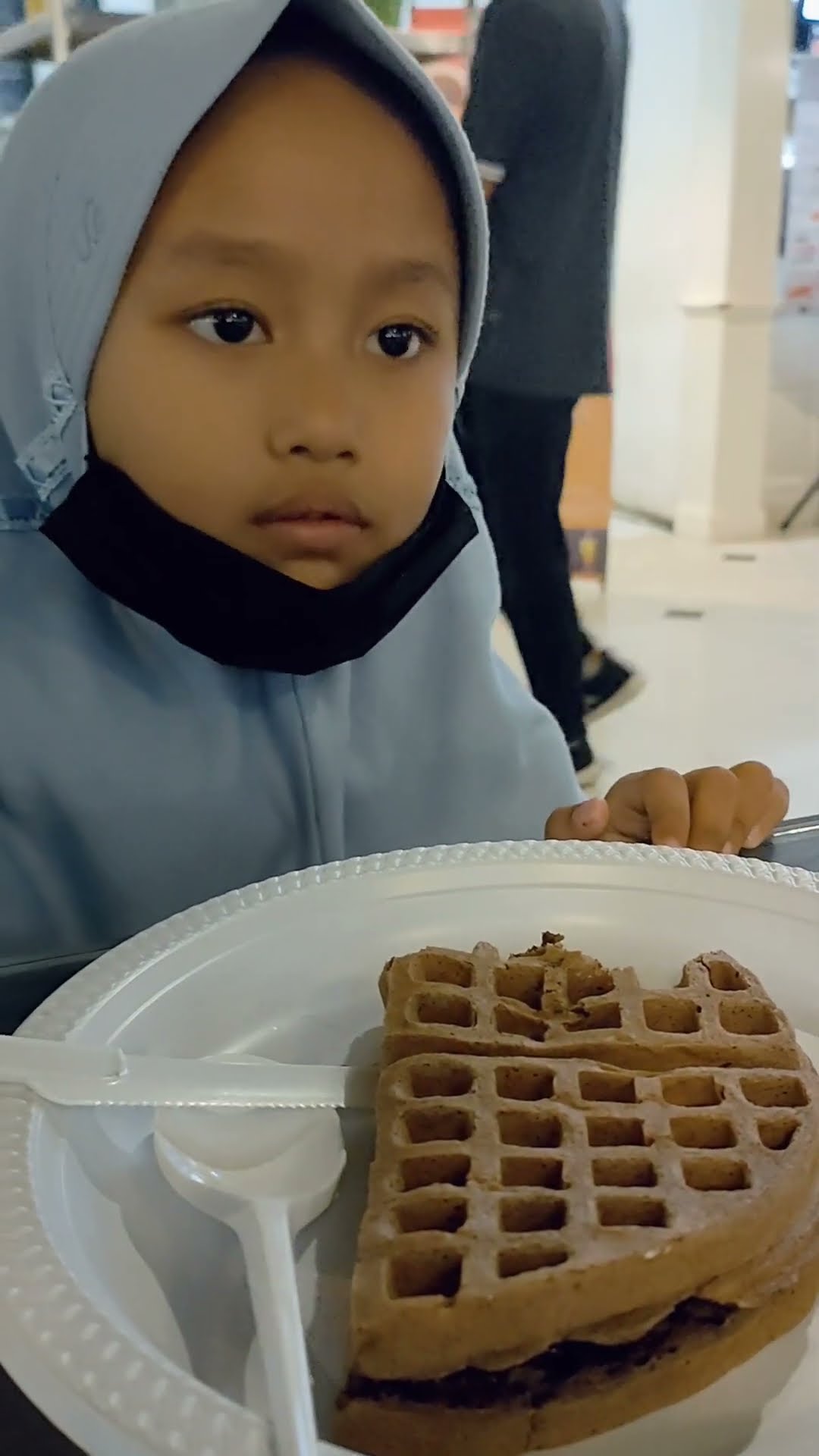 jajan waffel, coklatnya lumer - YouTube