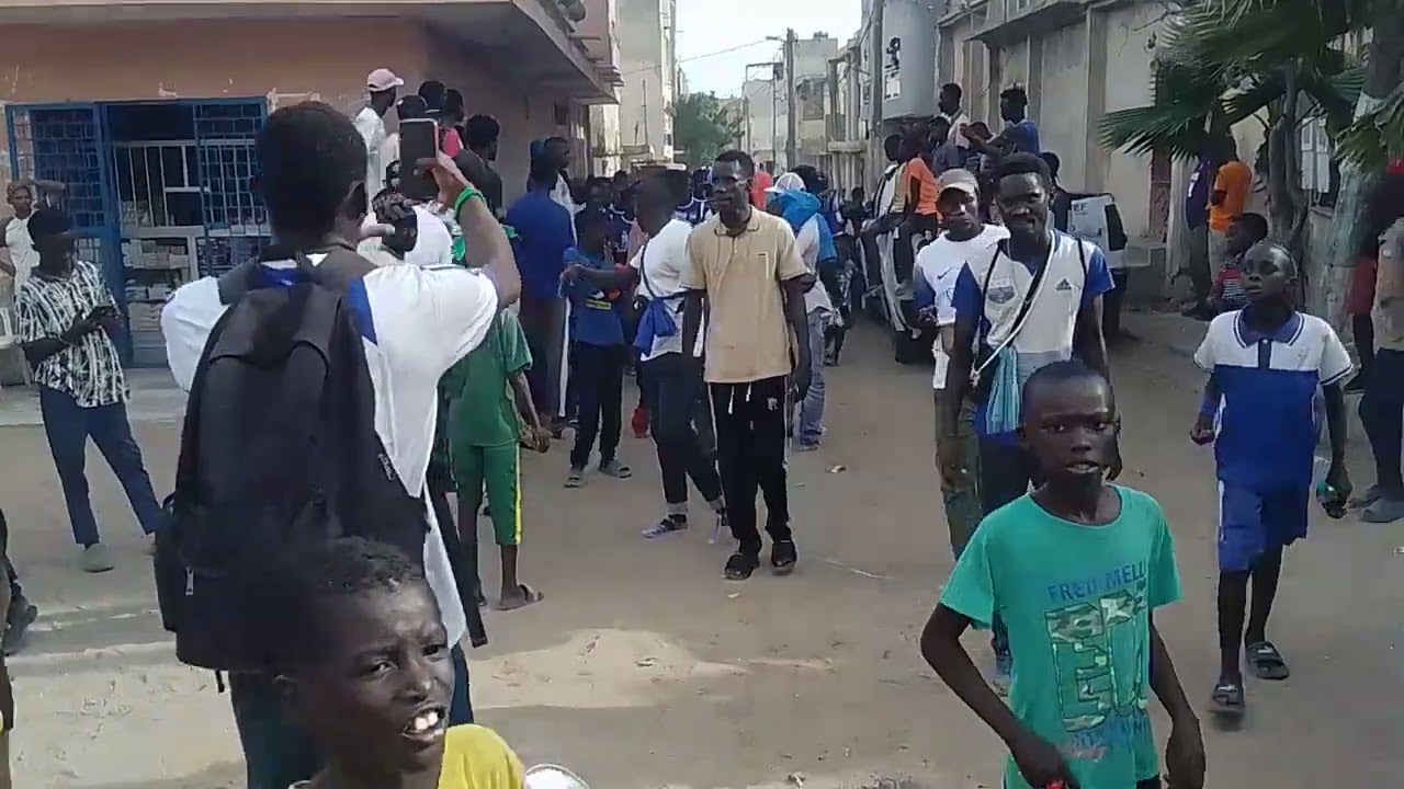 l'arrivée des supporters et les joueurs de l'ASC Book jeef
