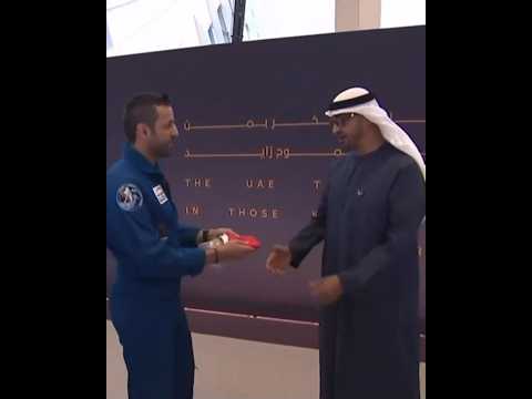 رائد الفضاء سلطان النيادي يسلم العلم رئيس الدوله