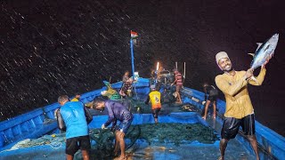 கடுமையான மழையில் நனைந்து கொண்டே கேரை மீன்கள் பிடித்தோம்|Day-04|Deep Sea Fishing|S03-EP10 by Indian Ocean Fisherman இந்திய பெருங்கடல் மீனவன் 461,575 views 7 months ago 8 minutes, 50 seconds