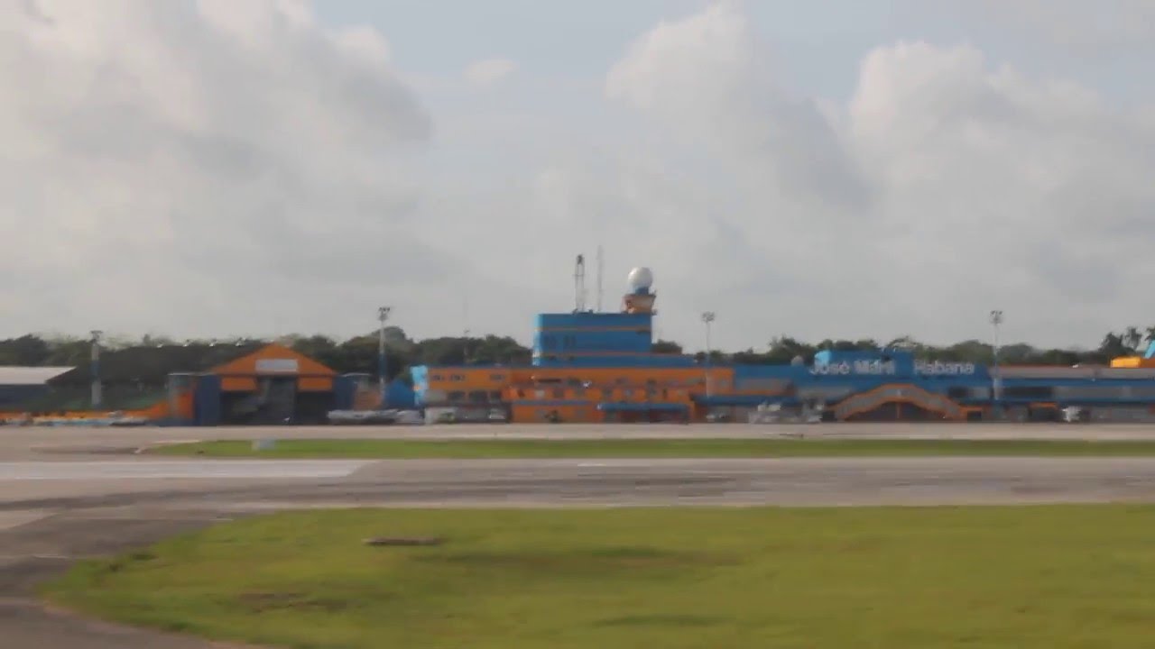 RARE SIGHTING: Cubana Antonov An-148 An-158 Landing in Havana