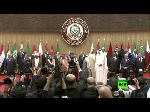 لحظة سقوط الرئيس اللبناني ميشال عون  افتتاح جلسة الجامعة العربية في دورتها الـ28