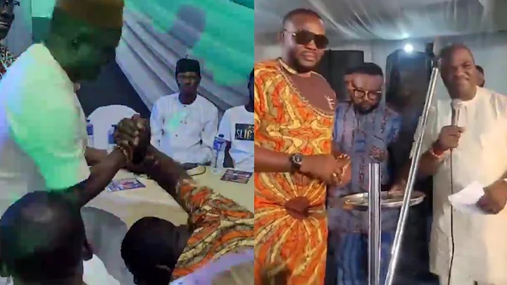 MOMENT YOMI FABIYI PROSTRATED TO GREET FUJI STAR, OBESERE IN PUBLIC