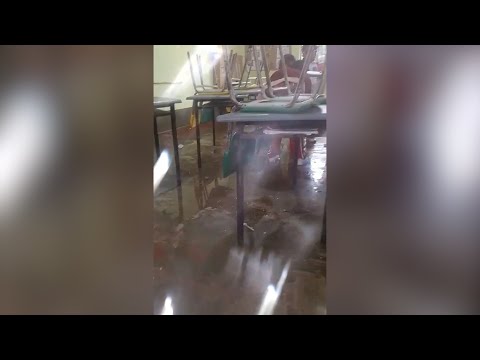 Aula de una Institución Educativa afectada por la lluvia