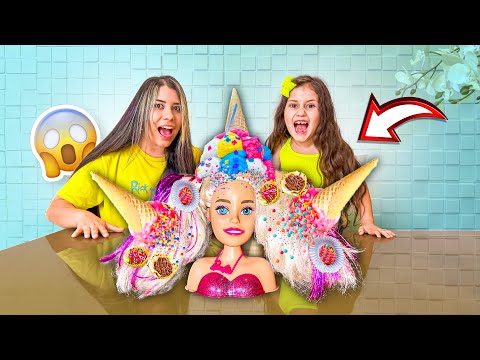 FIZEMOS UM CABELO MALUCO NA BONECA DA MINHA IRMÃZINHA!! 