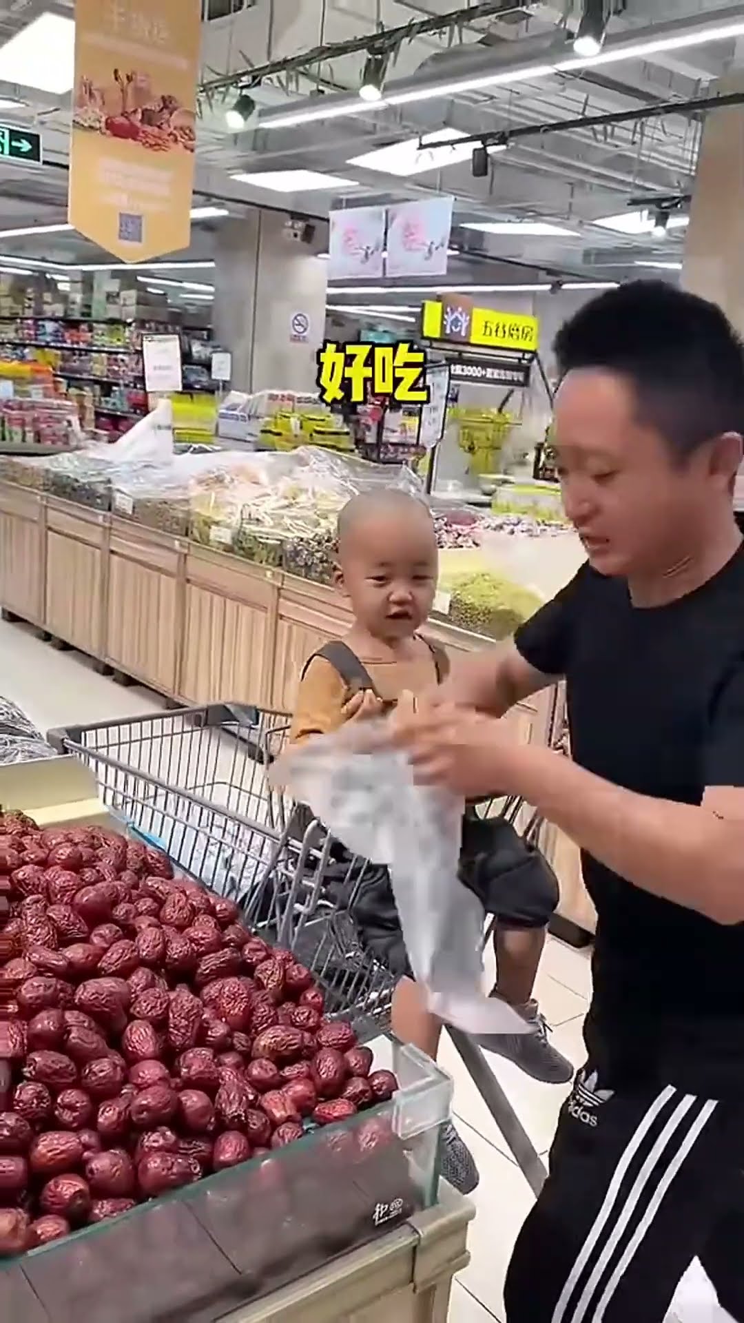 带熊孩子逛超市，一眼没看到就吃上了！#Cute baby#Cute#呆萌小米宝#聪明宝宝#萌娃#整蛊#测试