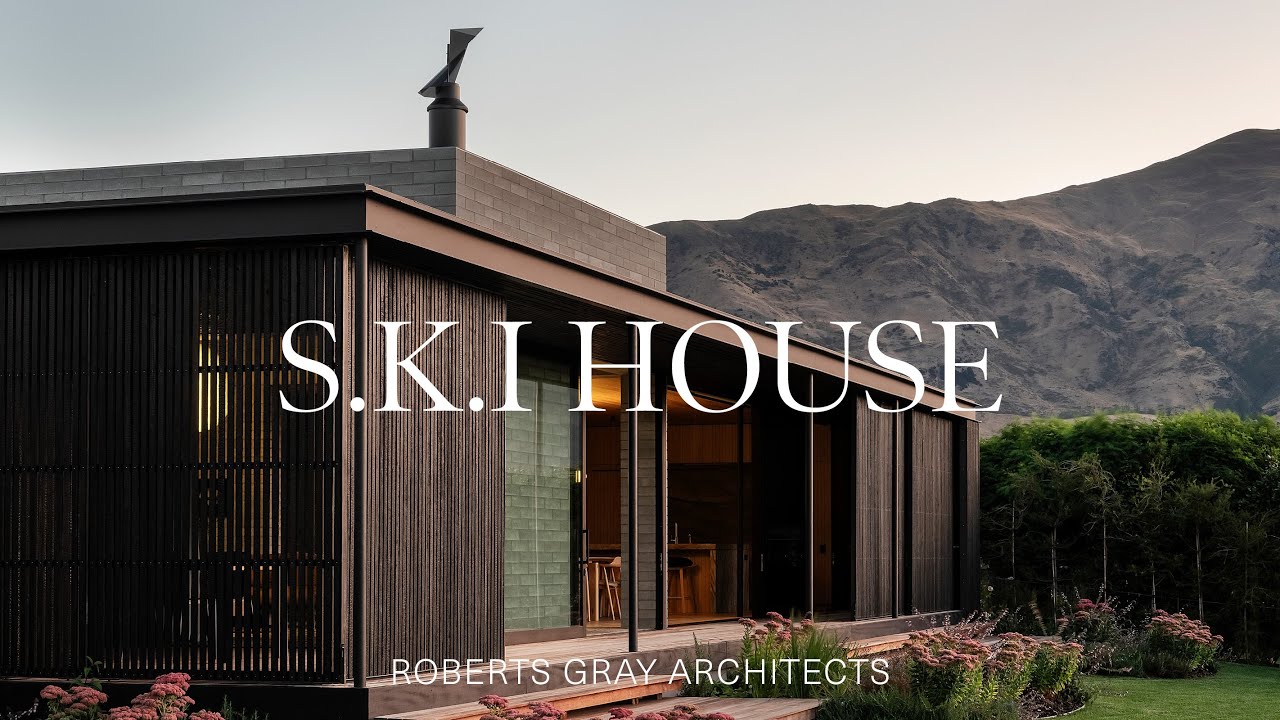 Un architecte conçoit une maison autour d'un jardin luxuriant.
