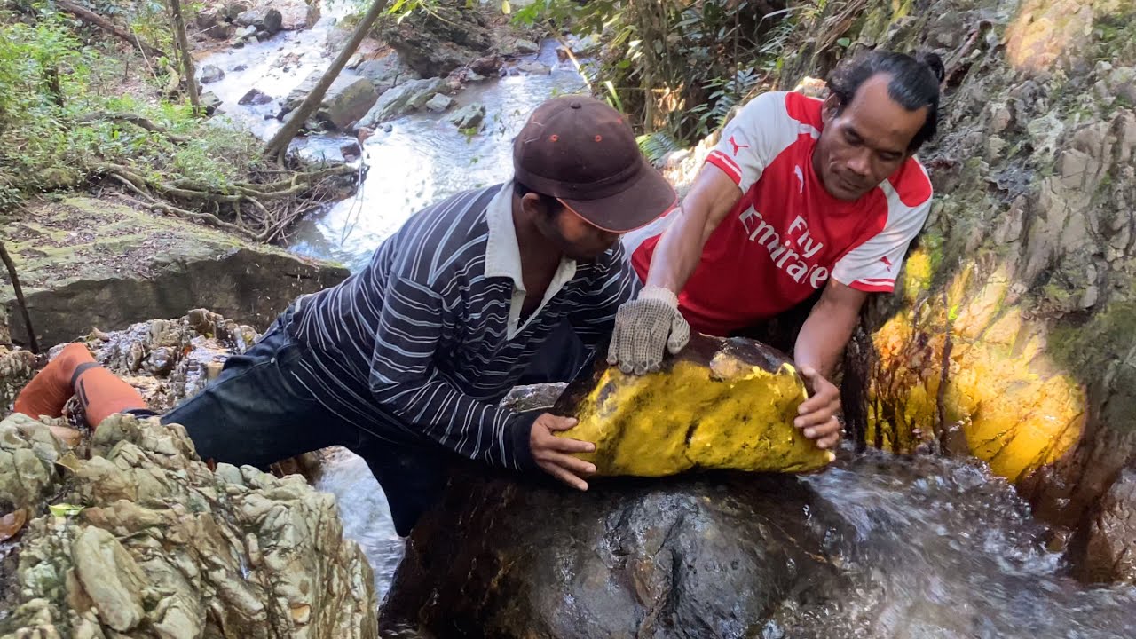 CREATIVE AND INTELLIGENT WORKERS..BEST IN THE WORLD.! FINDING A GOLD TREASURE | DIGGING FOR TREASURE - YouTube