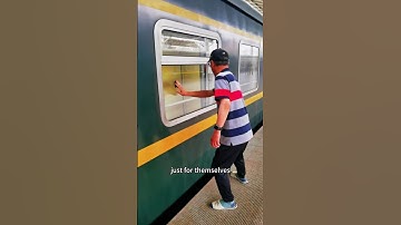 Why these passengers wipe the windows？