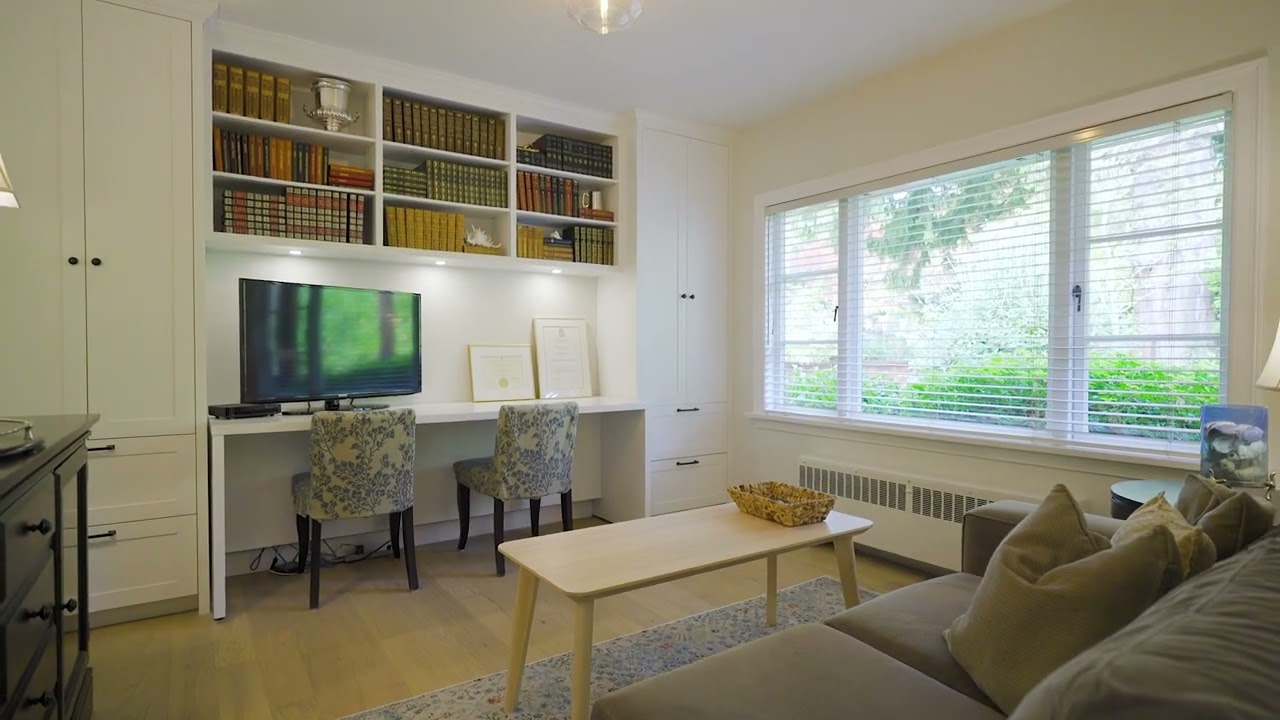 DUNDARAVE!  BEACH LIVING AT ITS BEST IN GORGEOUS RENOVATED BUNGALOW.