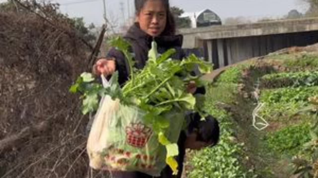 妈妈走的早！兄妹四个妹妹最苦的！有些东西我不好说多！都是我知道在家她委屈很多！从她出车祸之后只要她一个人我都不放心！虽然已经六年多了！那种害怕还在！原生家庭的影响我总是怕别人看不起我！所以也担心...