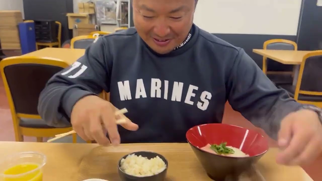 昼飯を食べる村田修一