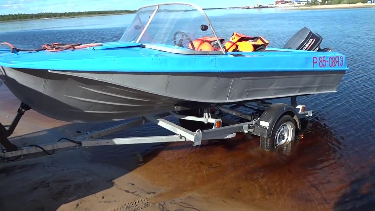 Нива упала в воду